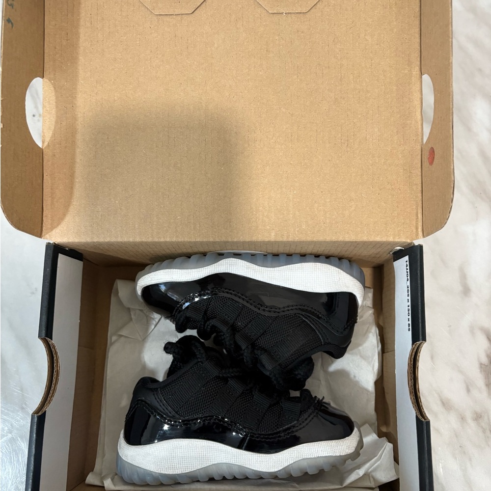 Jordan 11s Black and White 6c
